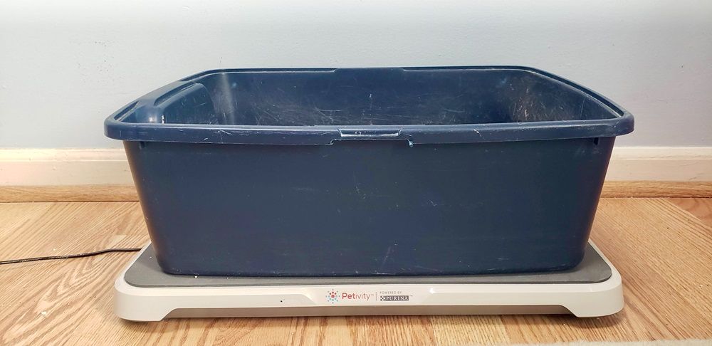 Litter box placed on Petivity monitor system