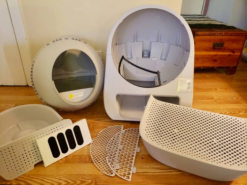 The CATLINK litter box broken down into separate components